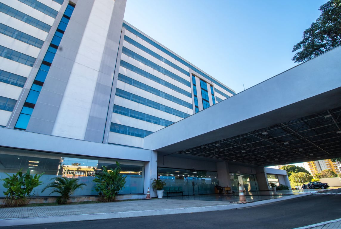 Fachada de hospital público em Bauru, com entrada e área externa institucional