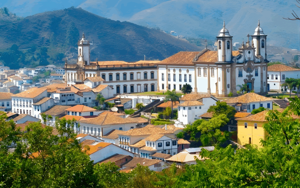 Paisagem urbana do interior nordestino, com igreja e casas coloridas ao fundo