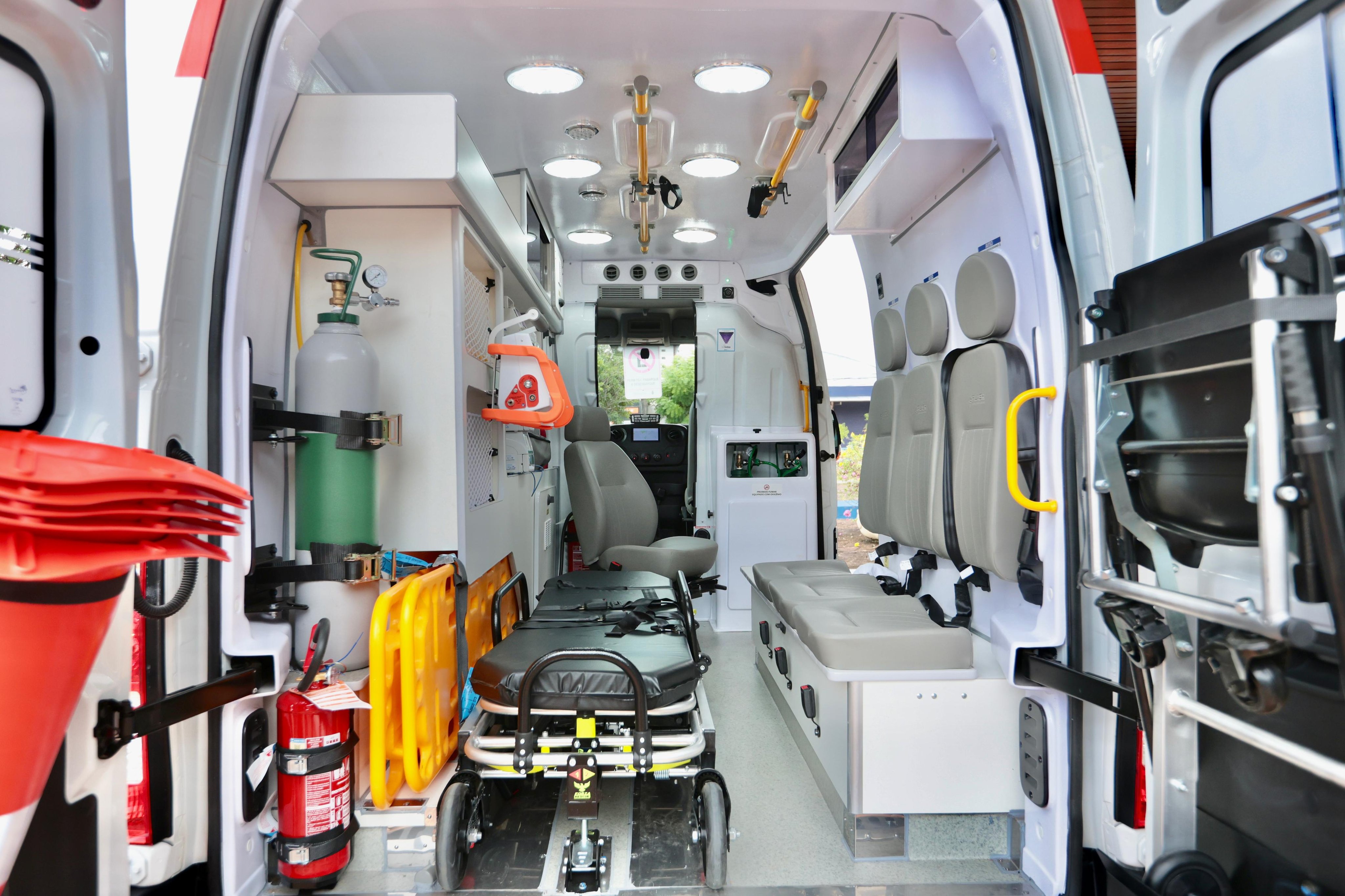 Interior de ambulância do SAMU com equipamentos de atendimento pré-hospitalar