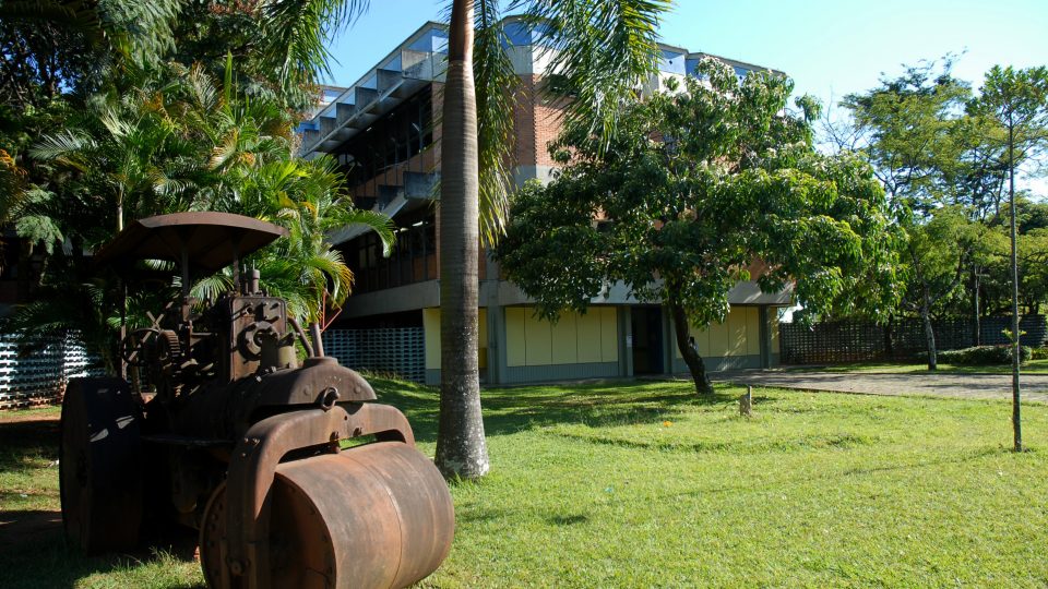 Fachada da Escola de Engenharia no Campus Pampulha, UFMG