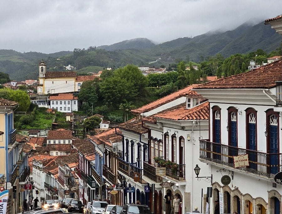 Centro histórico de cidade mineira com igrejas e casario colonial ao entardecer