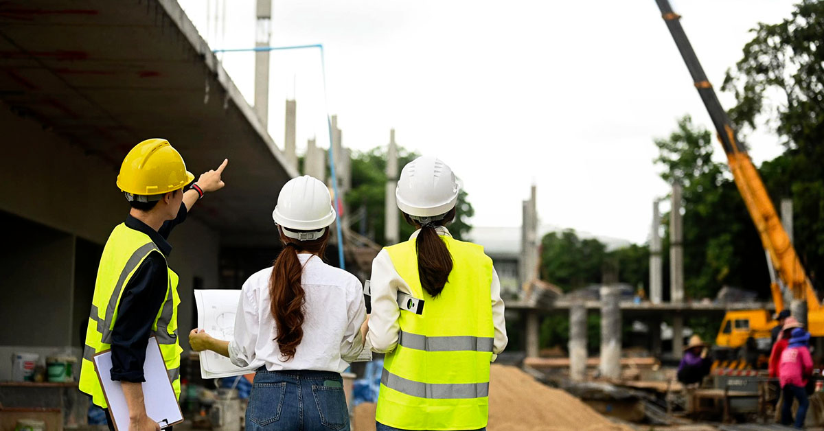 Trabalhadores da construção civil com EPIs em obra pública