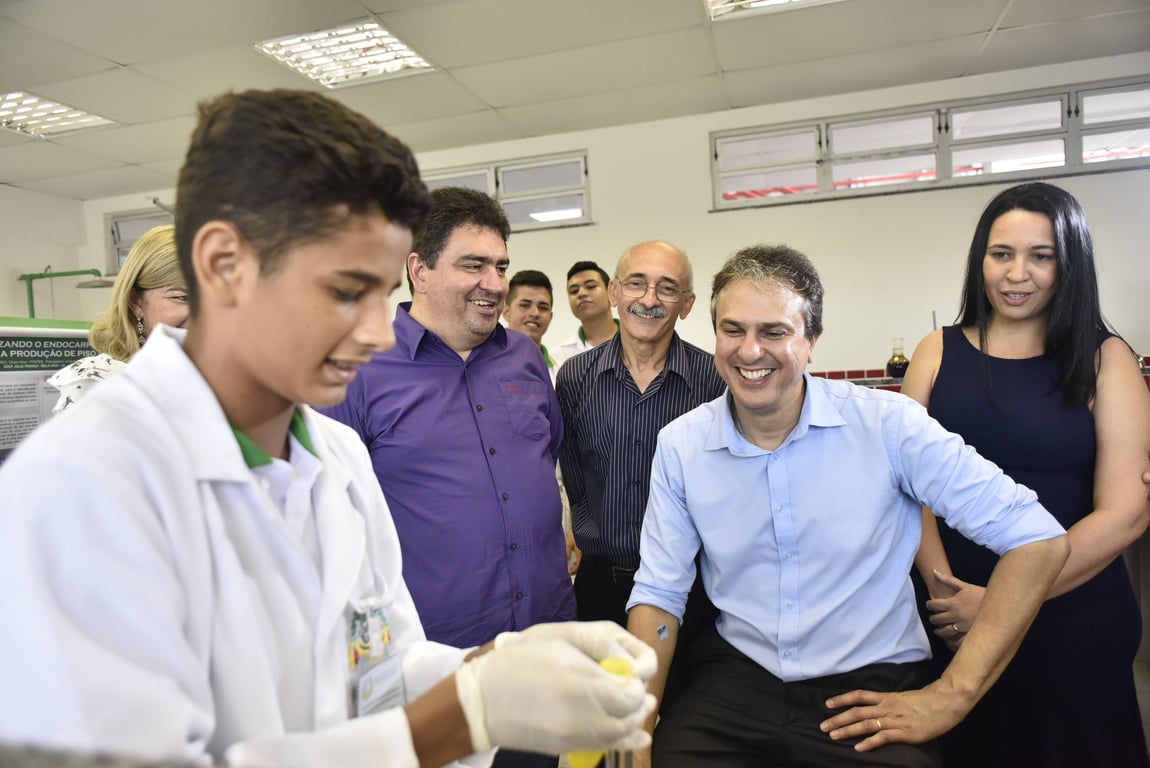 Aula prática em laboratório técnico, com professor orientando estudantes