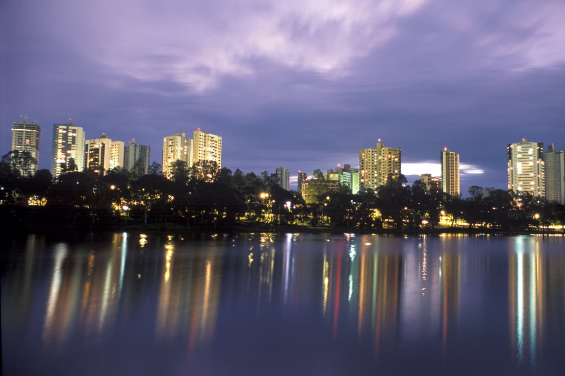 Vista de Londrina ao entardecer, com o Lago Igapó e o skyline ao fundo