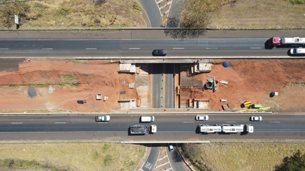 Trecho da Rodovia Washington Luís (SP-310) com obras e pistas duplas na região de Ibaté (SP)