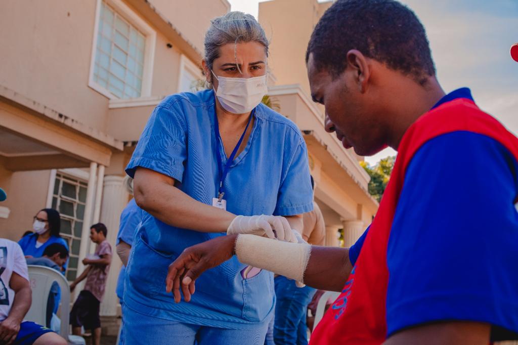 Profissional de saúde em atendimento comunitário