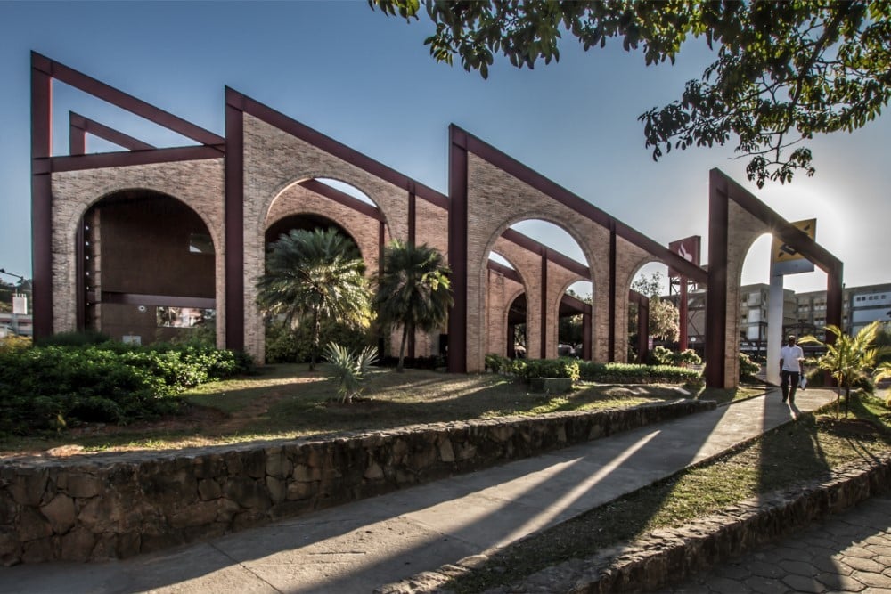Ambiente universitário com prédios modernos e área verde, em imagem horizontal ilustrativa
