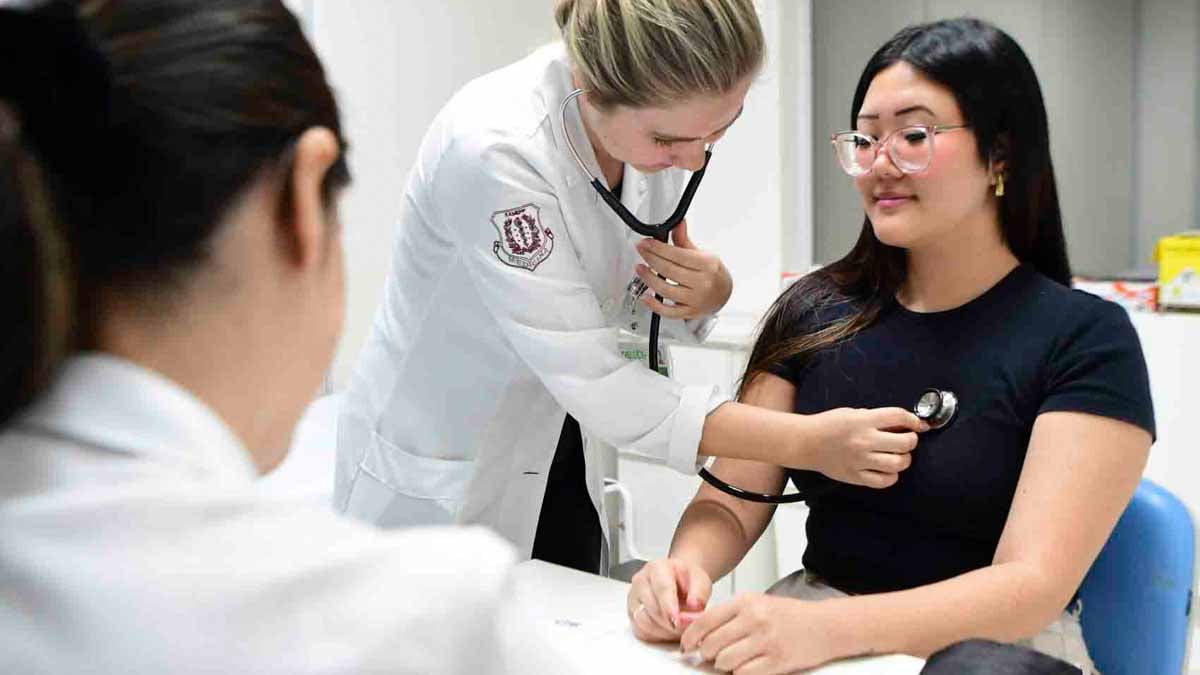 Profissional de enfermagem em atendimento humanizado em UBS