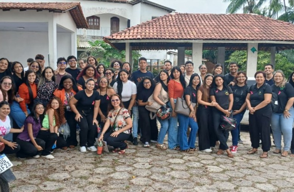 Profissionais de saúde e educação em atividade em cidade da Amazônia; imagem ilustrativa horizontal