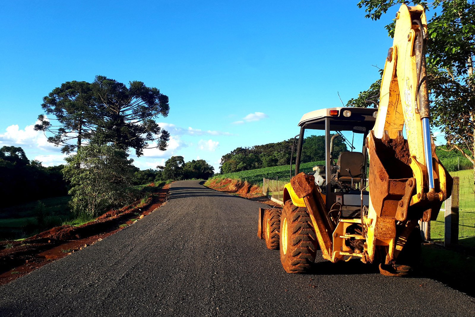 Caminhão caçamba em estrada rural do Paraná
