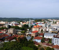 Vista panorâmica de Carlos Barbosa RS, com área urbana cercada por colinas da Serra Gaúcha