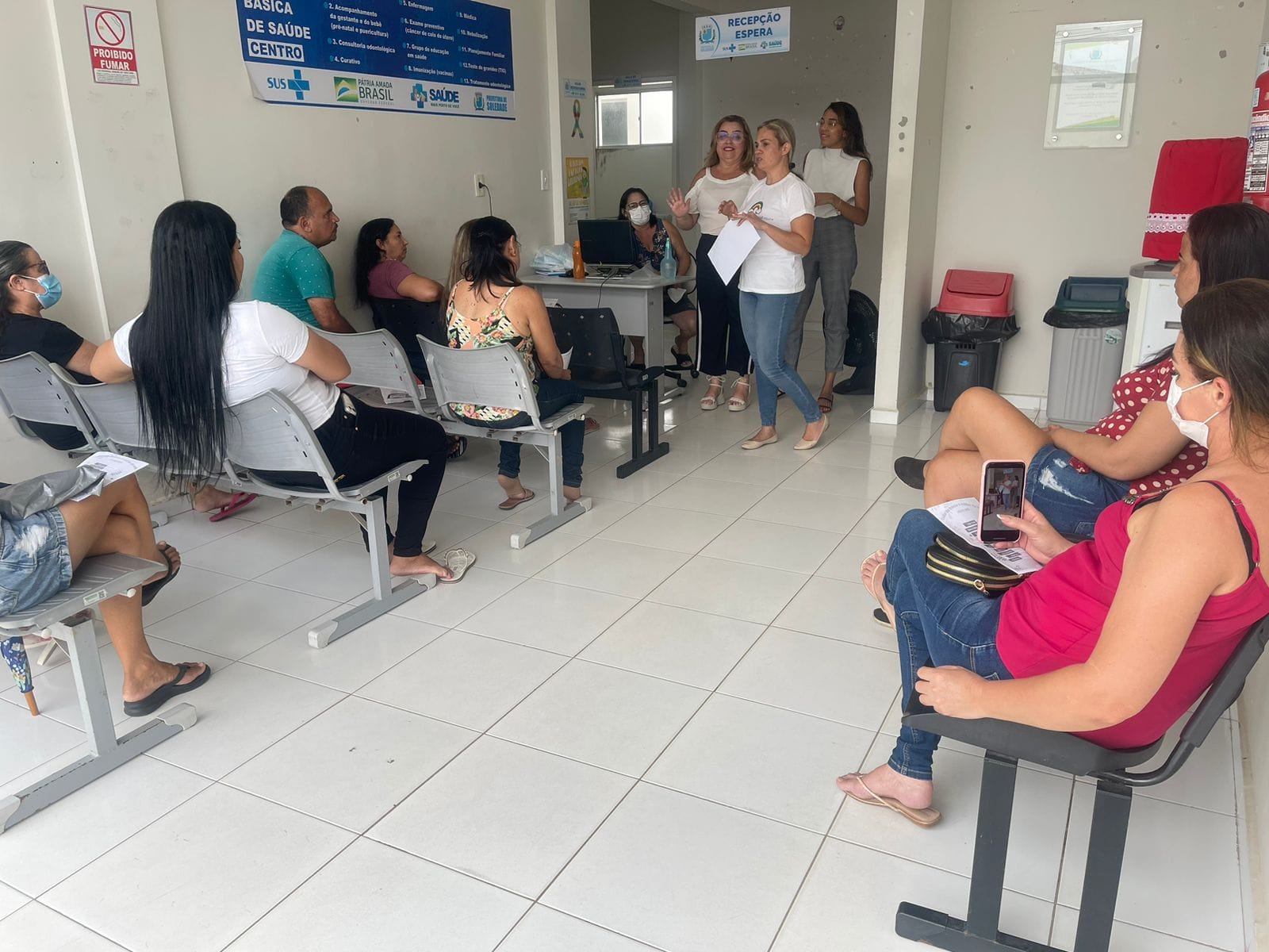 Atendimento em Unidade Básica de Saúde (UBS), recepção organizada e acolhimento aos usuários