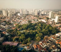 Vista aérea do polo tecnológico de Campinas SP, com arquitetura moderna e áreas verdes ao pôr do sol.