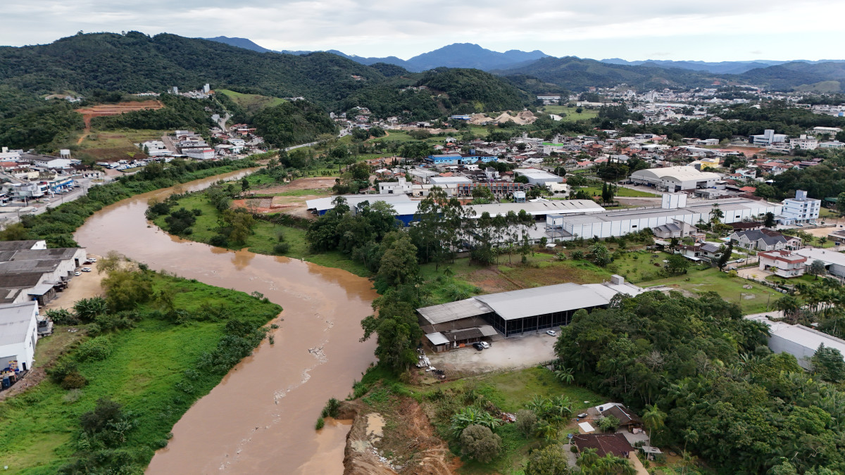 Vista aérea de Brusque (SC), com o rio Itajaí-Mirim e a área urbana ao fundo