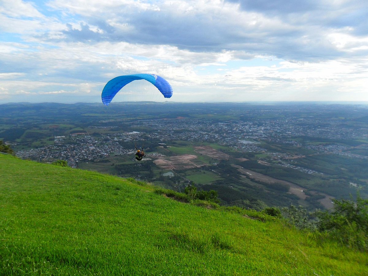 Vista do Morro Ferrabraz, cartão-postal de Sapiranga, com parapente e a cidade ao fundo