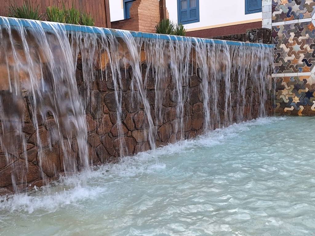 Paisagem externa com lago e vegetação, remetendo ao tema de saneamento