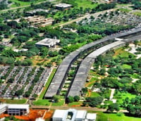 Vista aérea de campus da Universidade Federal do Norte do Tocantins, rodeado por áreas verdes e prédios acadêmicos