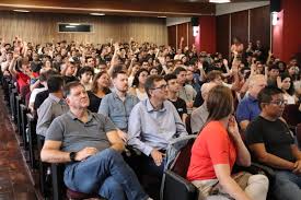 Sala de aula universitária durante palestra