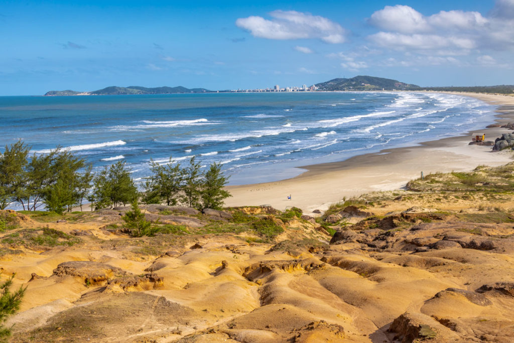 Molhes da Barra, quebra-mar e mar aberto ao entardecer em Rio Grande RS