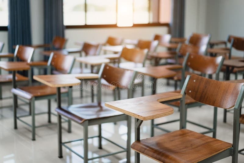 Sala de aula universitária moderna, vazia, com projetor e cadeiras em fileiras