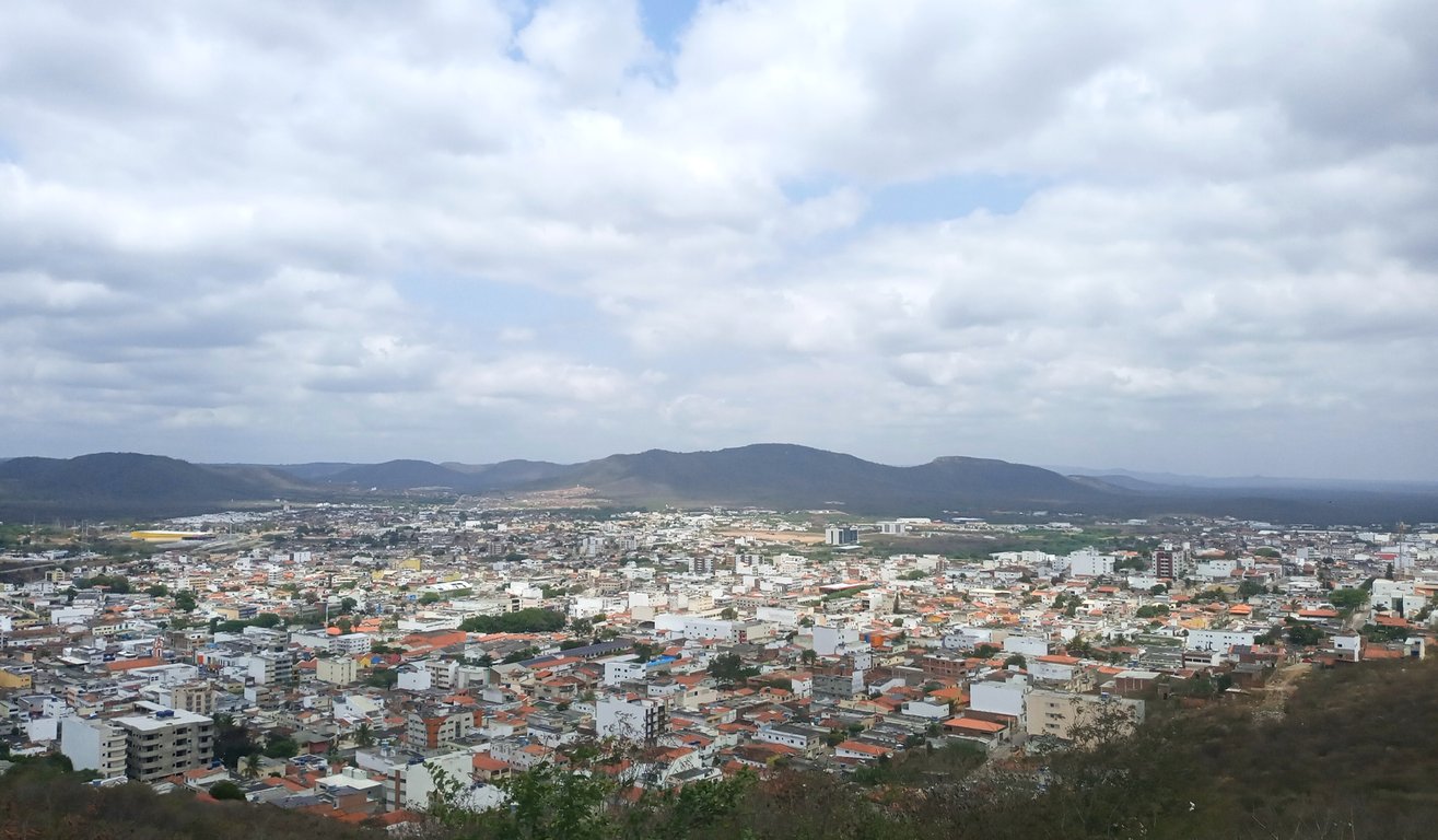Vista urbana do Agreste pernambucano, com casario e céu parcialmente nublado