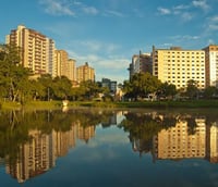 Vista panorâmica de Viçosa MG, com área urbana e morros da Zona da Mata ao fundo, sob luz de fim de tarde.