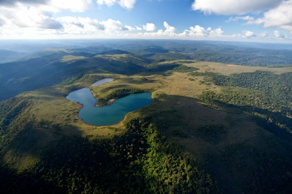 Paisagem amazônica na região de Carajás, com floresta densa e céu parcialmente nublado