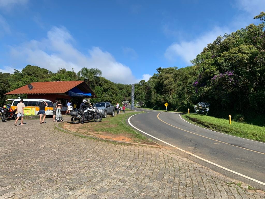 Estrada sinuosa cercada por vegetação em área rural do Paraná, remetendo ao ambiente regional de Sapopema