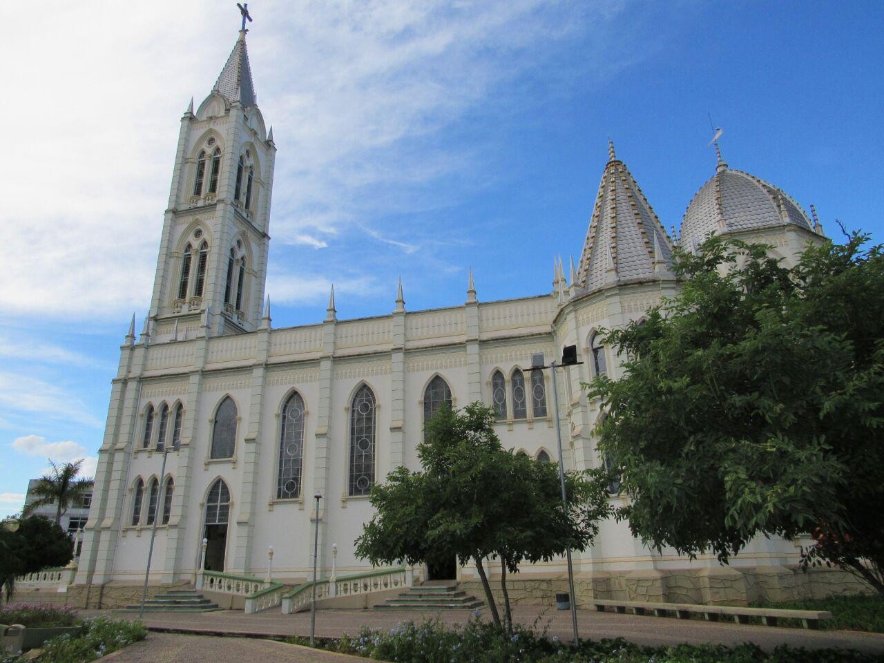 Vista de Bom Despacho MG, com arquitetura típica no centro da cidade