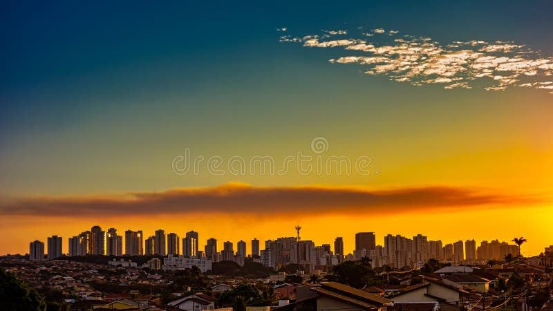 Skyline de Ribeirão Preto ao entardecer
