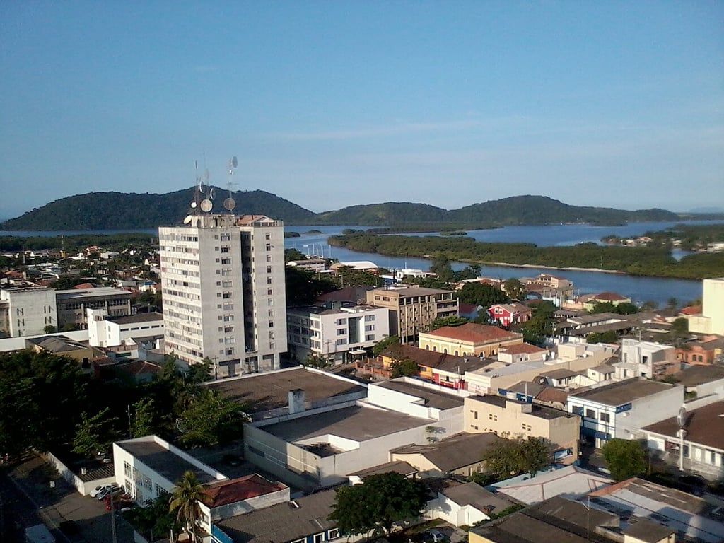 Vista aérea de uma pequena cidade do interior do RS em dia ensolarado, com igreja e praça central