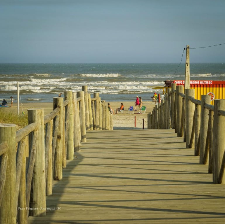 Passarela de madeira com acesso à praia, no Morro dos Conventos, em Araranguá (SC).