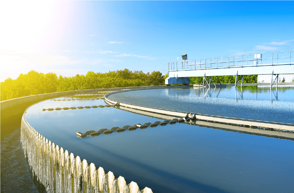 Estação de tratamento de água ao entardecer