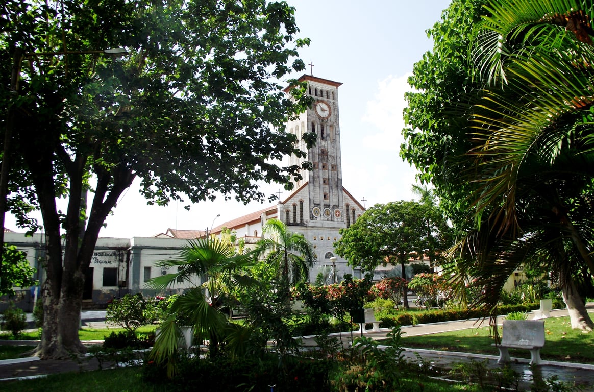 Cenário urbano em pequena cidade maranhense, com prédio público e área verde