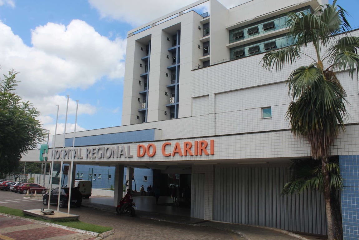 Fachada do Hospital Regional do Cariri, em Juazeiro do Norte