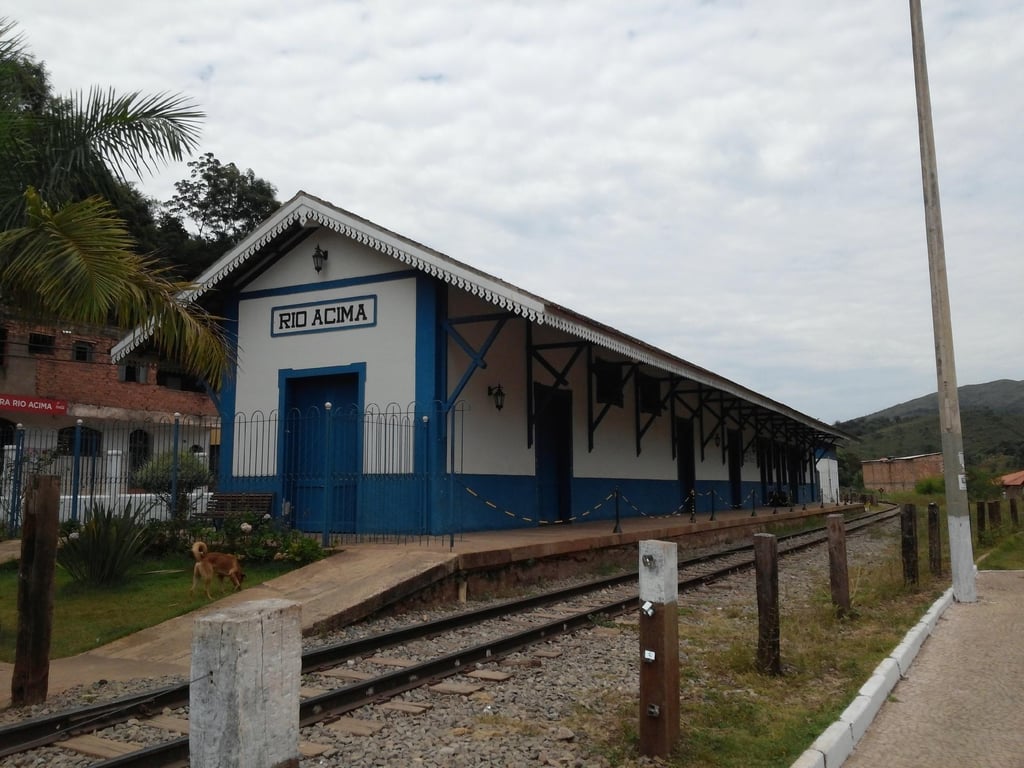 Estação ferroviária e paisagem de Rio Acima MG