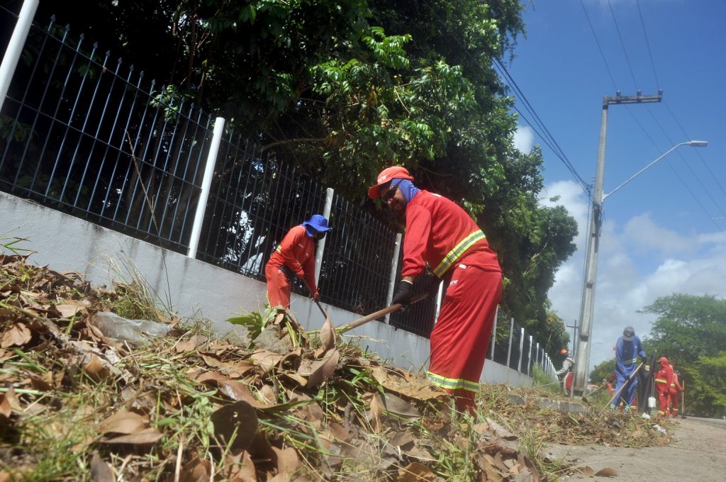 Serviços urbanos em ação em calçamento