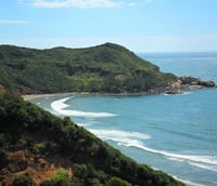 Vista costeira de Imbituba SC, com praias e área portuária ao fundo