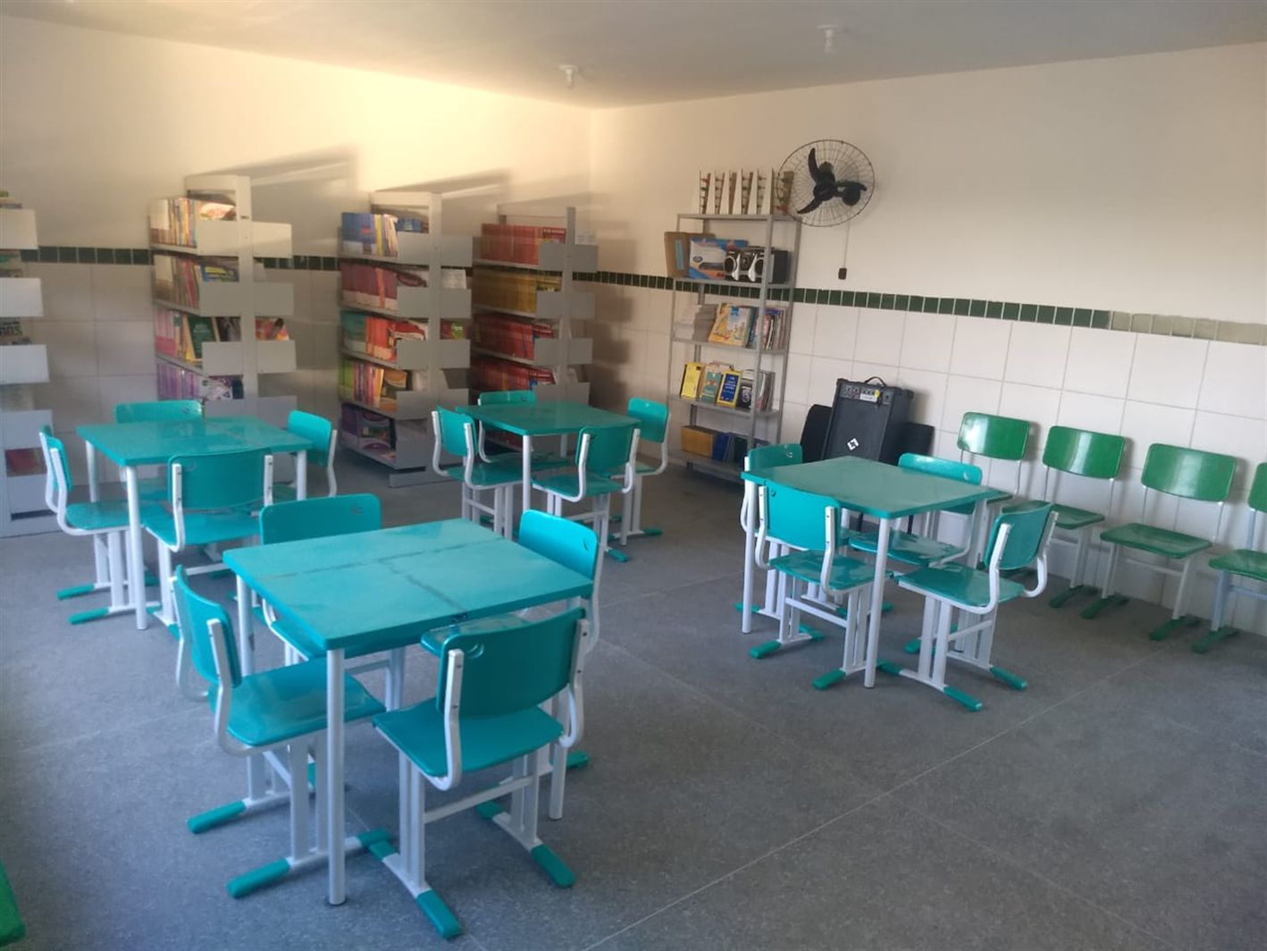 Sala de aula vazia com carteiras organizadas