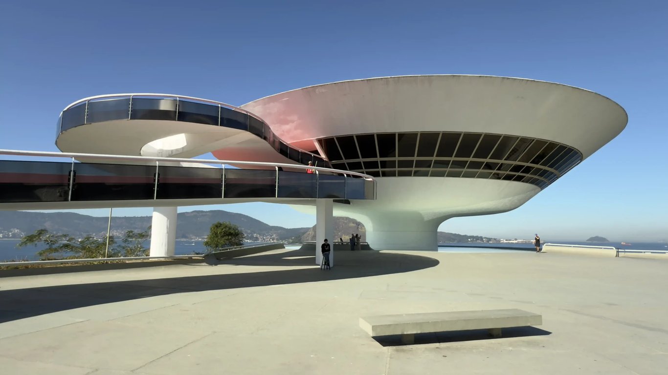 Vista de Niterói e do MAC ao entardecer