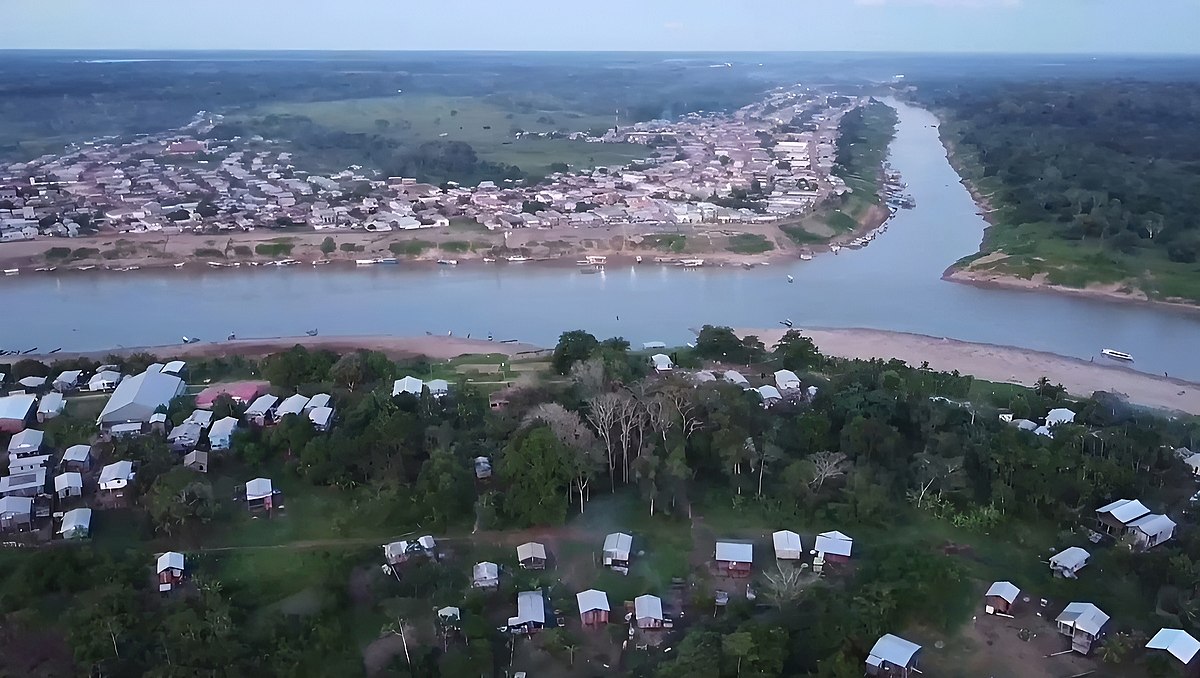 Vista aérea de Boca do Acre com o rio e a cidade ao fundo, na Amazônia