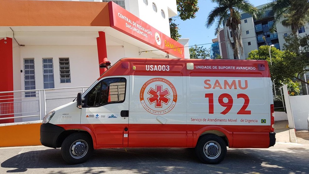 Ambulância do SAMU em frente à Central de Regulação das Urgências
