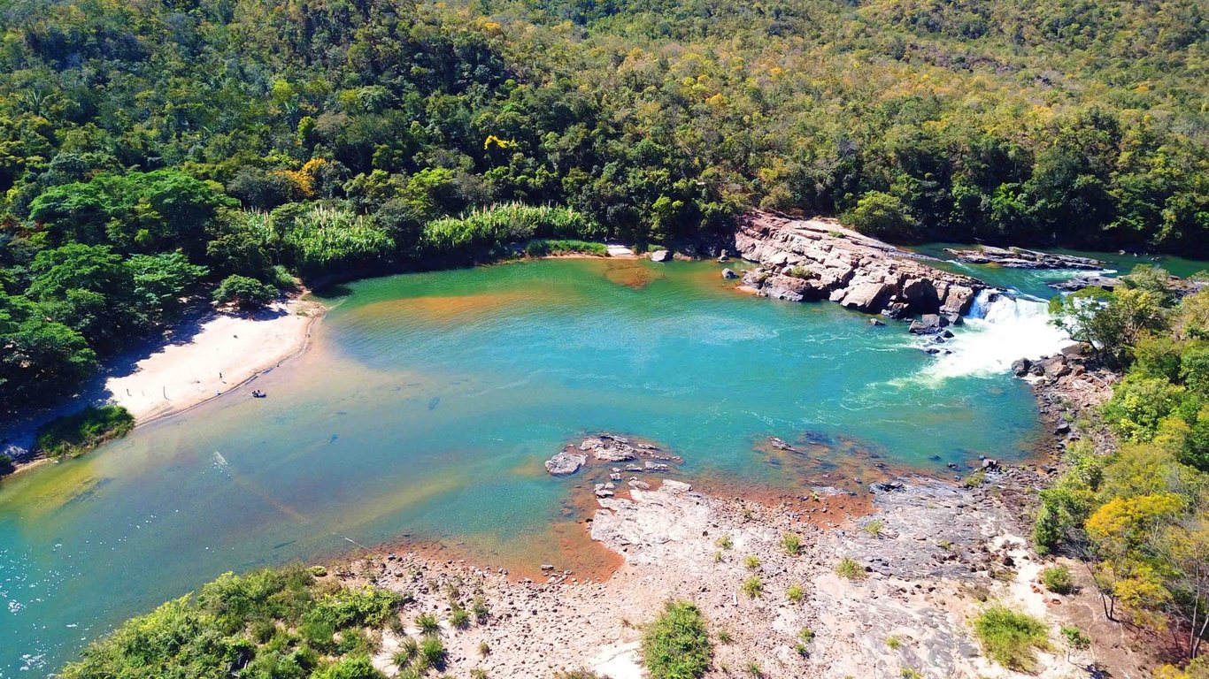 Foto aérea do Lago de Serra da Mesa, com águas esverdeadas e ilhas