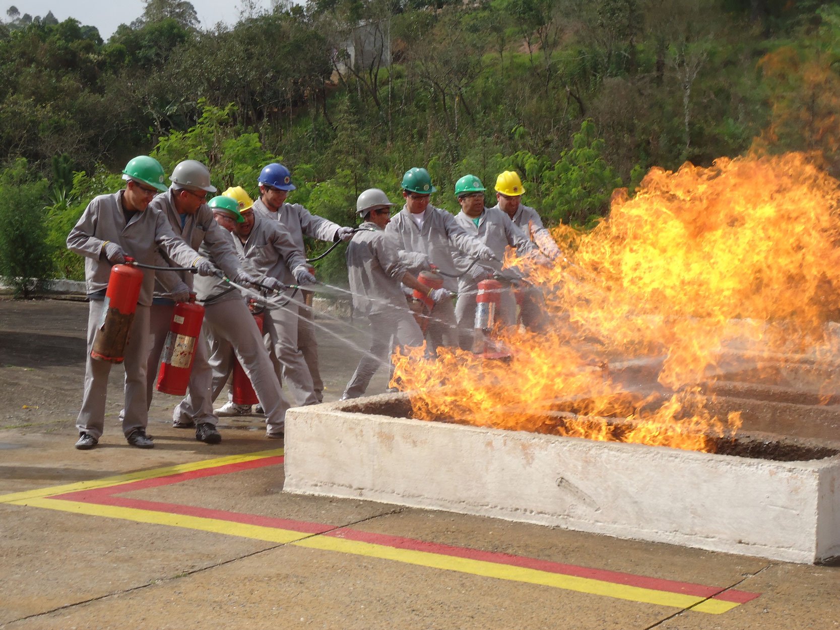 Treinamento prático de brigadistas e bombeiros civis com EPI e mangueiras