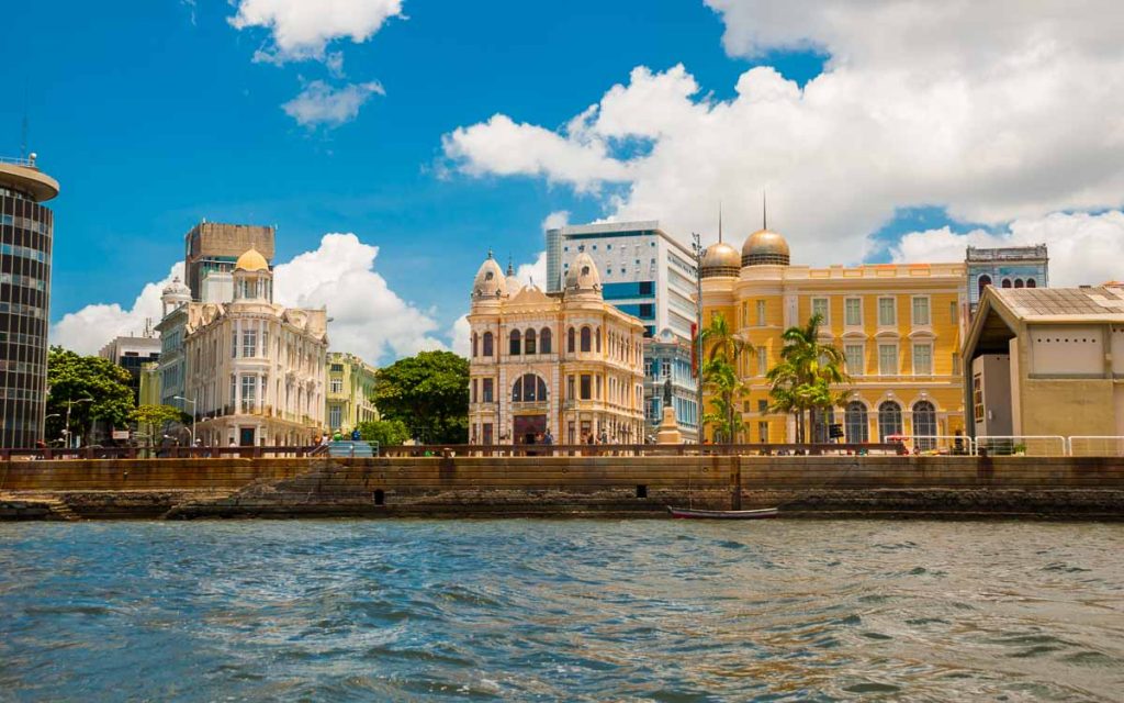 Centro histórico de Recife com prédios coloniais coloridos em dia ensolarado.