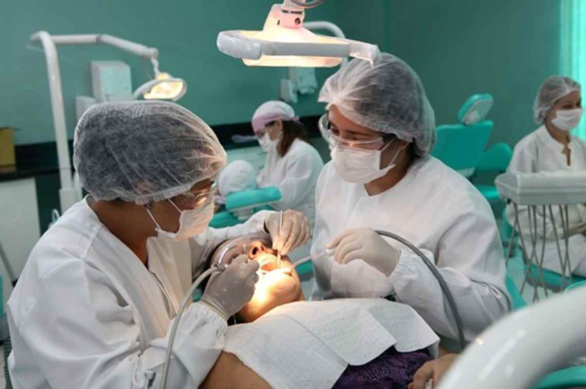 Profissionais de saúde bucal em atendimento odontológico no SUS