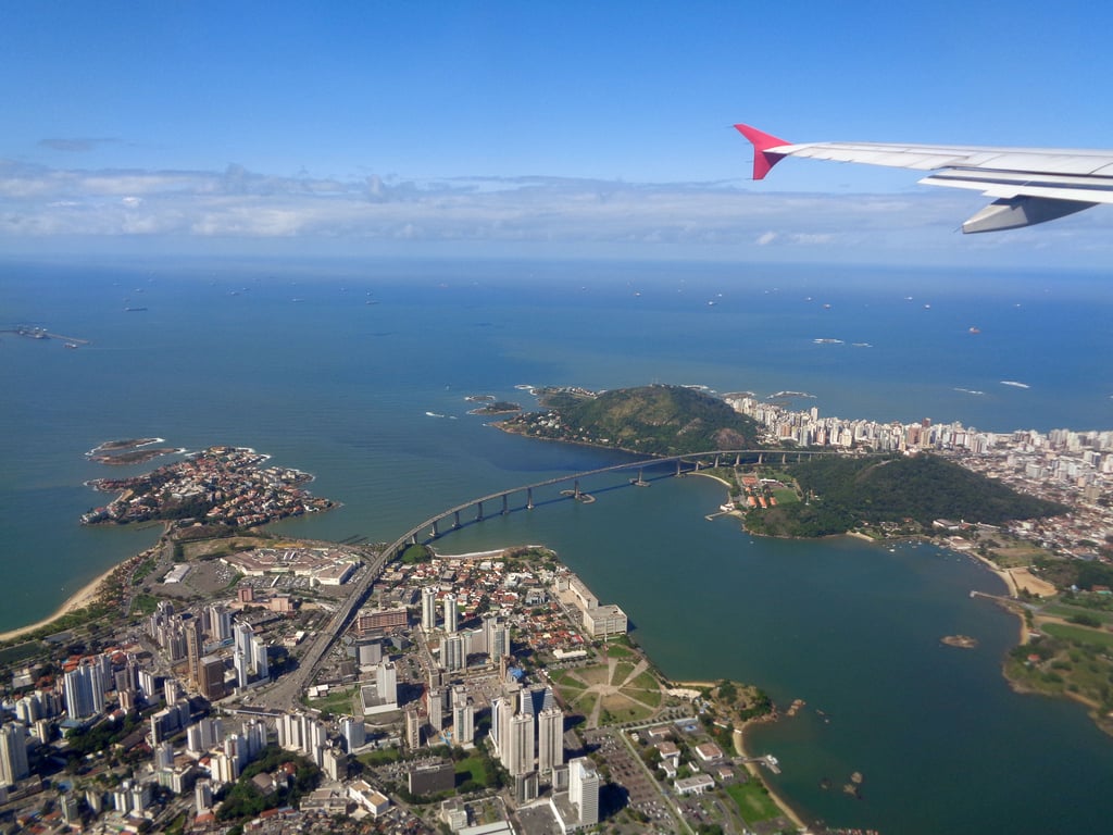 Vista aérea de Vitória ES, com a baía e a Terceira Ponte ao fundo