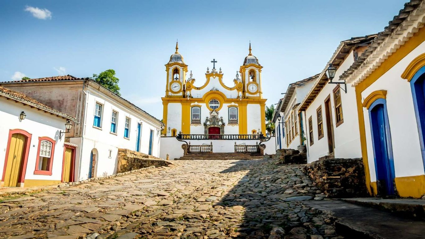 Igreja colonial barroca em cidade histórica de Minas