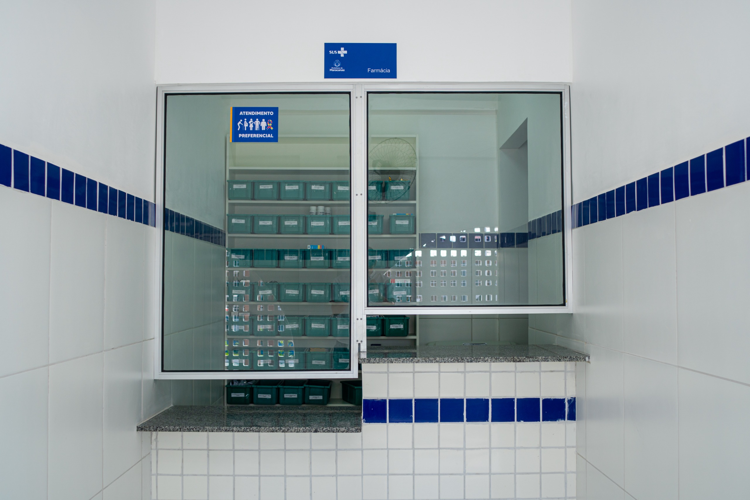 Ambiente interno de uma Unidade Básica de Saúde, com organização de insumos e sinalização — cenário típico da Atenção Primária