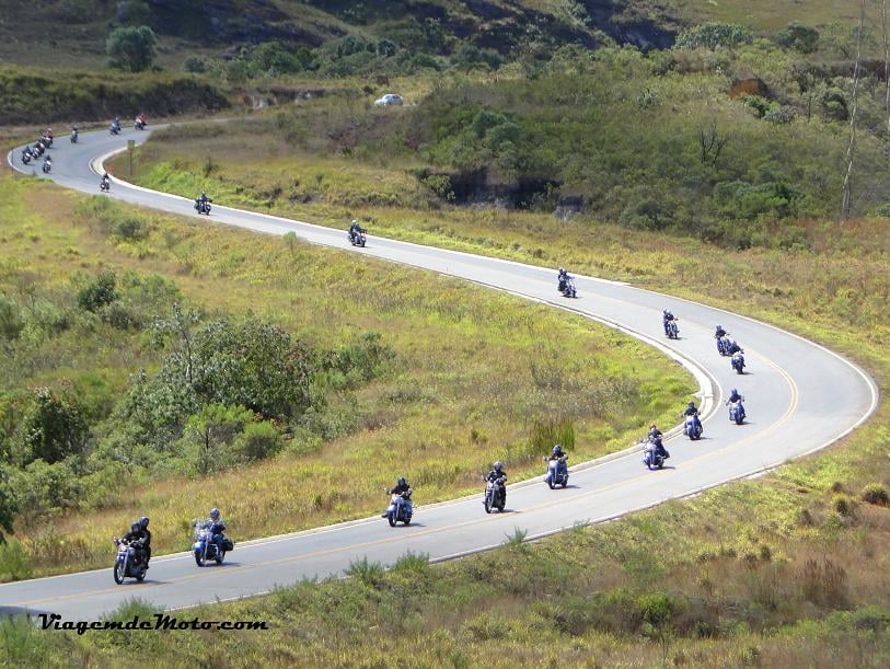 Rodovia mineira com veículo de saúde